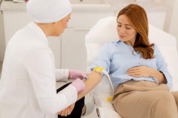 Obraz premium Healthcare professional draws blood from a patient in a bright and modern medical office during a routine checkup