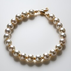 Obraz premium Elegant Pearl Necklace with Gold Accents on Simple Background