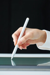 スタイラスペンを持つ手元