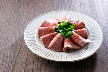 松坂牛もも肉のローストビーフスライスの皿盛り