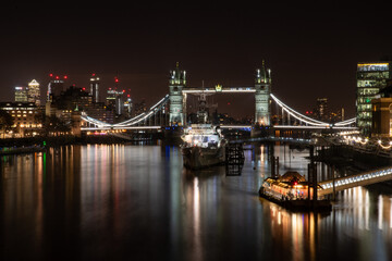 Naklejka premium Towerbridge in der Nacht