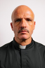 Obraz premium Portrait of a priest looking at the camera.