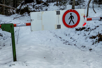 Gesperrter Waldweg im Winter