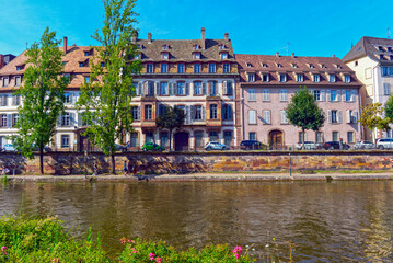 Die Quai Saint-Thomas in der historischen Altstadt von Straßburg