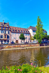 Die Quai Saint-Thomas in der historischen Altstadt von Straßburg