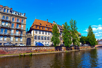 Die Quai Saint-Thomas in der historischen Altstadt von Straßburg