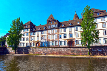 Die Quai Saint-Thomas in der historischen Altstadt von Straßburg
