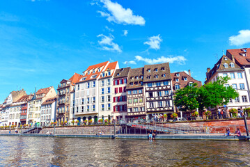 Fototapeta premium Die Quai des Bateliers in der historischen Altstadt von Straßburg