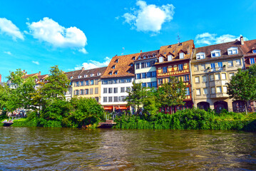 Fototapeta premium Die Quai des Bateliers in der historischen Altstadt von Straßburg