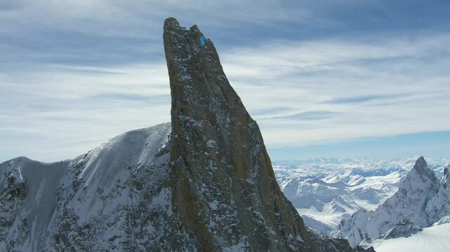 Vue a&eacute;rienne 360 degr&eacute;s de la paroi rocheuse "la dent du g&eacute;ant" dans le massif du Mont-Blanc avec les Alpes enneig&eacute;s en arri&egrave;re-plan