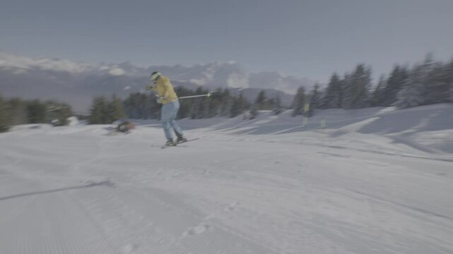 Slow motion skieur sautant depuis un tremplin enneig&eacute; sur piste de ski dam&eacute;e