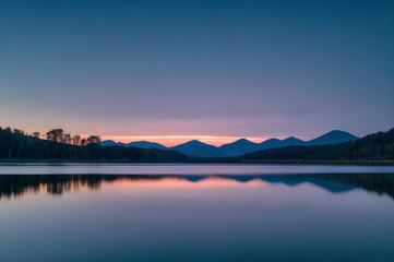Fototapeta premium 静かな湖の夕暮れ