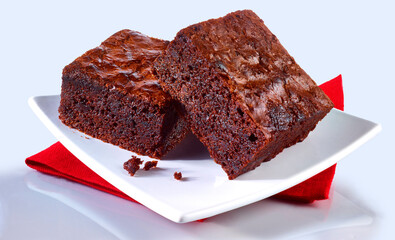 Brownies auf weissem Teller, Kuchen, isoliert, american cake, Schokokuchen, 