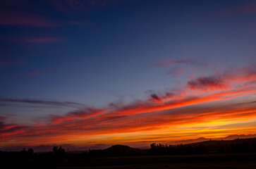 Sfumature calde al tramonto nelle campagne italiane 