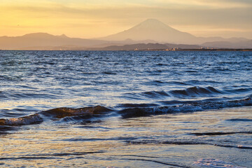 江ノ島（江の島）　片瀬西浜海水浴場（片瀬海岸西浜,片瀬西浜海岸,片瀬西浜・鵠沼海水浴場,片瀬西浜鵠沼海水浴場, 片瀬海岸）の夕日 （夕焼け,夕景）と富士山　コピースペースあり（日本神奈川県藤沢市）