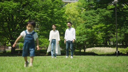 Fototapeta premium 夏の公園で遊ぶ家族