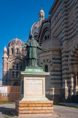 Estatua de "Monseigneur de Belsunce" en la parte delantera de la catedral de Marsella.