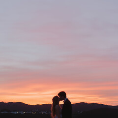 Obraz premium A silhouette of a couple kissing under a vibrant sunset