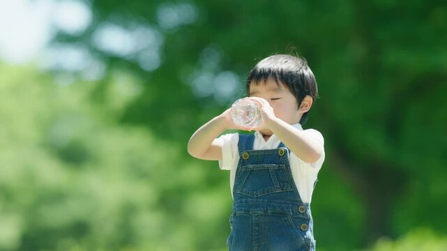 水分補給する3歳の男の子