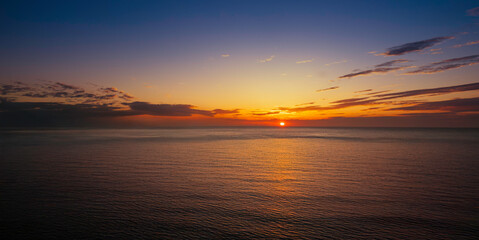 Atardecer sobre el mar