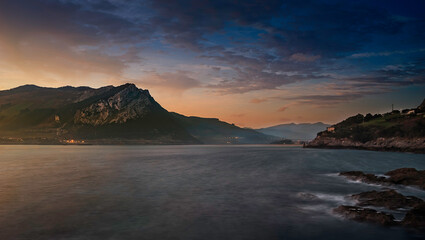 Naklejka premium Montañas y mar