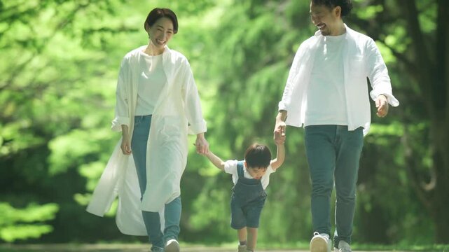 公園で手を繋いで歩く家族