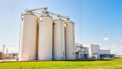Obraz premium Industrial storage silos under bright daylight, power plant efficiency
