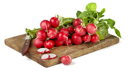 Pęczek rzodkiewki na drewnianej desce z nożem © Jolaya