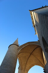 Cathédrale Saint-Pierre de Montpellier : travée d'ogives du porche monumental en contreplongée © Christophe Rubin