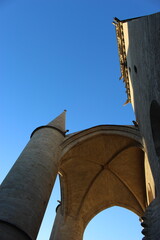 Cathédrale Saint-Pierre de Montpellier : porche monumental en contreplongée (vue latérale) © Christophe Rubin