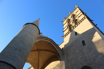 Cathédrale Saint-Pierre de Montpellier : porche monumental et tour est en contreplongée © Christophe Rubin