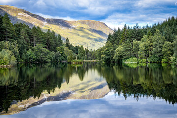 Obraz premium loch and the mountains