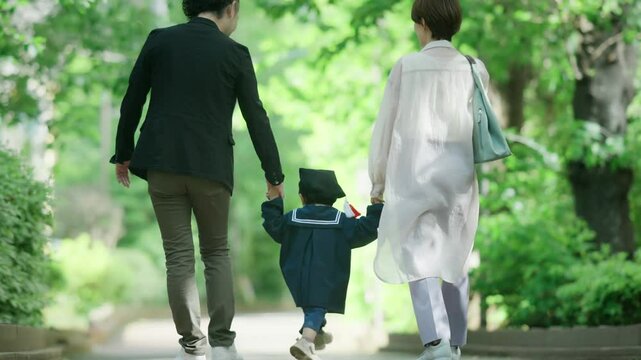 制服を着た3歳の男の子と両親