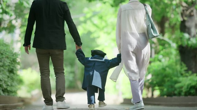 制服を着た3歳の男の子と両親