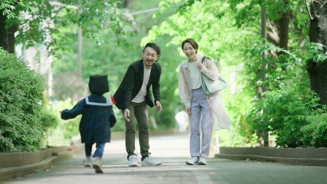 制服を着た3歳の男の子と両親