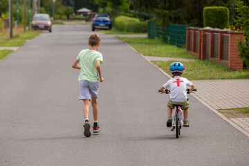 Kinder im Dorf