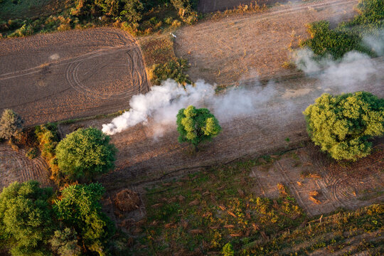 Feuer unr Rauch in Jaipur Rajasthans Berge und Natur von oben aus einem Ballon fotografiet in Indien bei Sonnenaufgang
