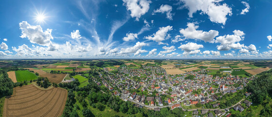 Die Ortschaft Aislingen am Rande des Donautals in Schwaben von oben