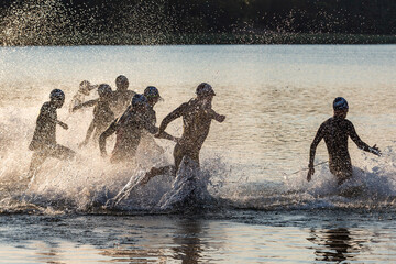Triathlon Massenstart beim Schwimmen