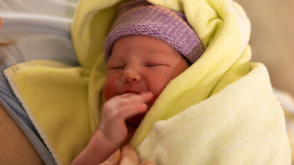 Baby Mädchen direkt nach der Geburt