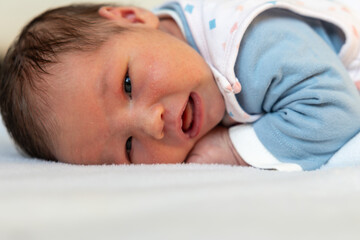 Bauchlage: Kopf halten &uuml;ben