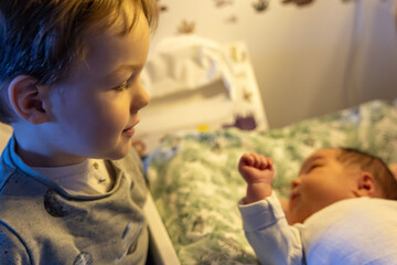 Geschwisterbindung aufbauen, gemeinsam kennen lernen, Geschwisterliebe