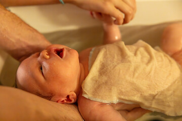 Baby in einer Wanne baden