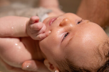 Baby in einer Wanne baden