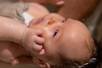 Baby in einer Wanne baden