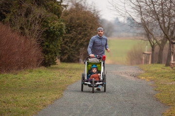 Familientraining mit Babyjogger im Herbst