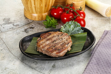 Grilled tuna medallion in the plate