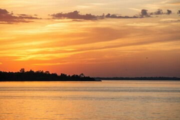 Naklejka premium Gradual transition from soft golden to deep warm tones, calming atmosphere, abstract