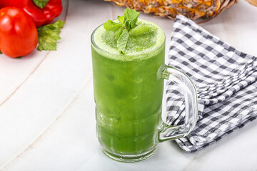 Mint, basil, spinach smoothie detox