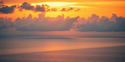 Naklejka premium Serene Sunset over a Calm Ocean A Breathtaking View of Golden Hues and Cloud Formations